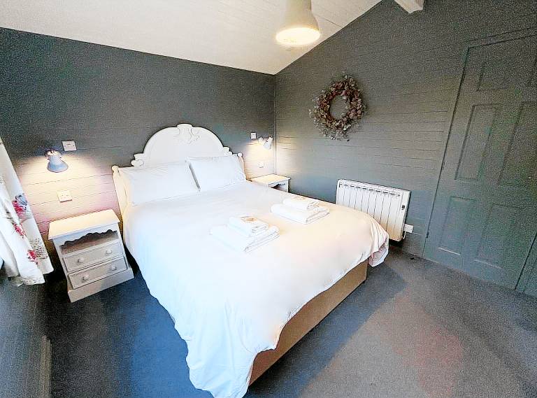 Lapwing Lodge with loch and mountain view — photo 4