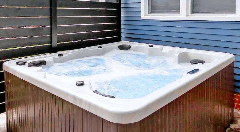 Pleasant vacation home with jacuzzi | Pet-friendly in Des Moines, IA