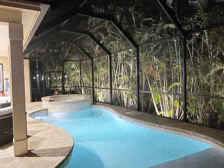 Stunning 4-Bedrm Villa with Heated Pool, Spa, River kayaking, Gated Community — photo 3