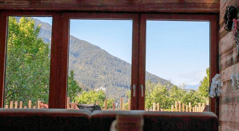 Chalet with pool — photo 3