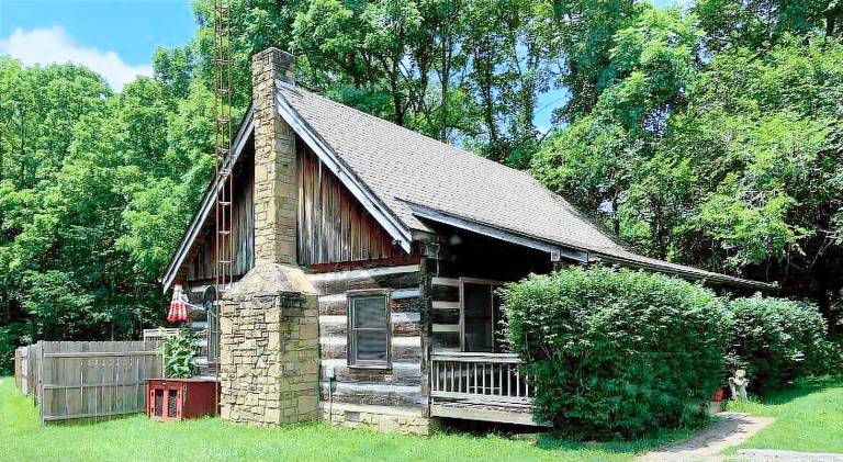 House with jacuzzi & pool | Pet-friendly in Indiana