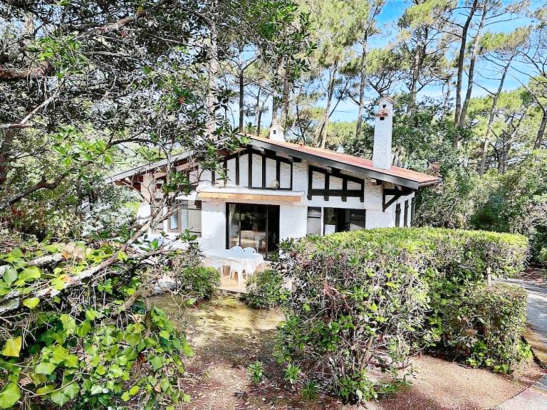 Fully equipped lovely villa with BBQ, patio & garden | Close to the beach | Good for workation | Pets are welcome in La Teste-de-Buch