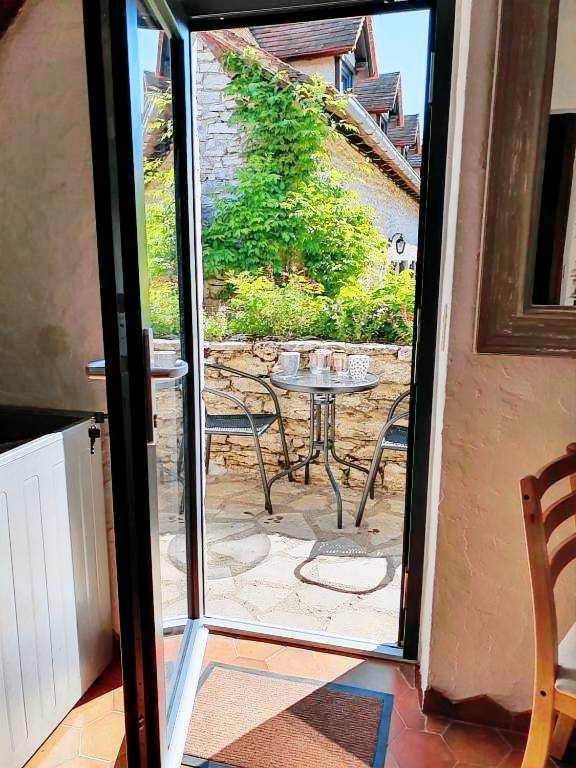 Gite with grill, terrace & yard — photo 3
