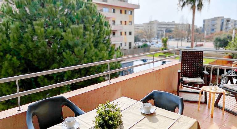Apartment with private pool, yard & patio — photo 3