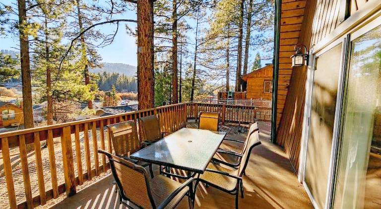 Lucky Bear Lodge - Excellent cabin with a hot tub, game room and an amazing view! — photo 4