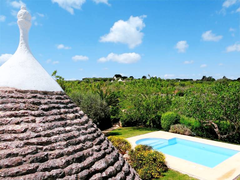 Vacation home with private pool, barbeque & yard | Nature view — photo 2