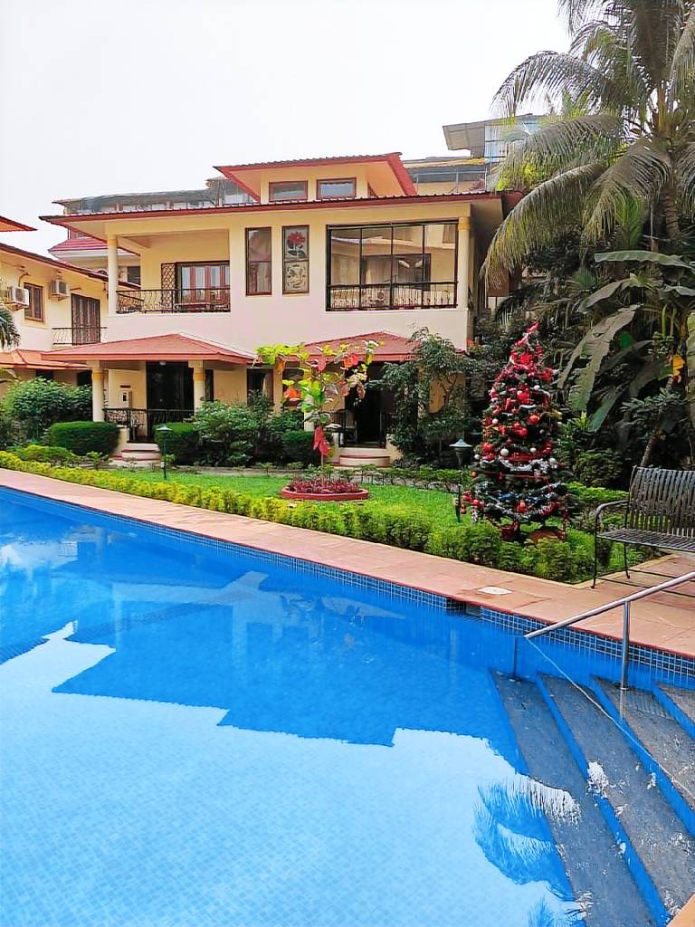 Vacation home with yard & pool — photo 3