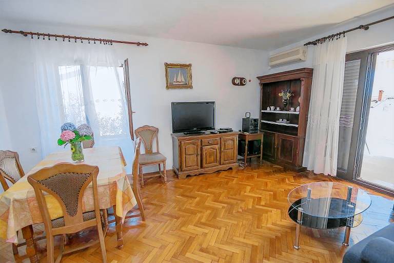 Pleasant apartment with BBQ & yard | Pets allowed — photo 4