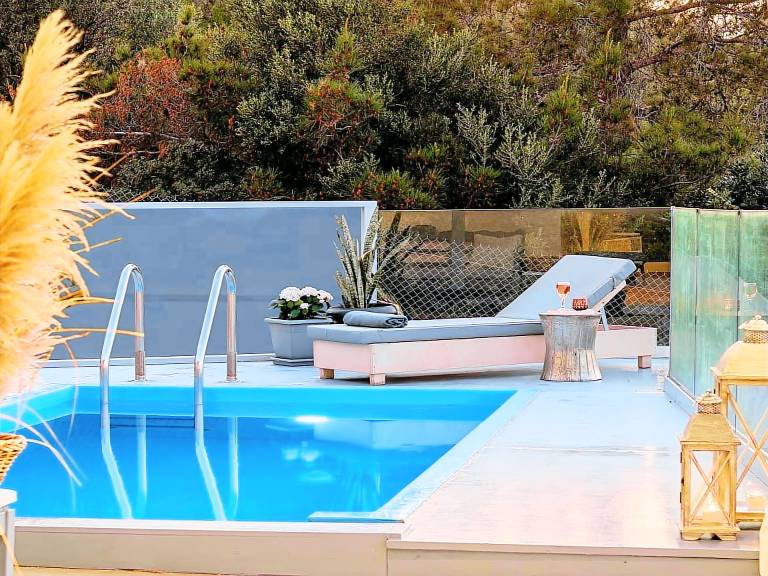 Olivengr&uuml;ne Villa mit privatem beheiztem Pool