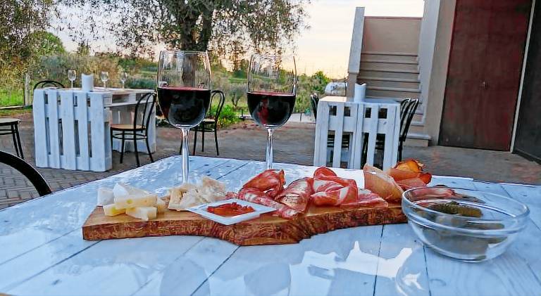 Farm with pool, barbecue & patio — photo 4