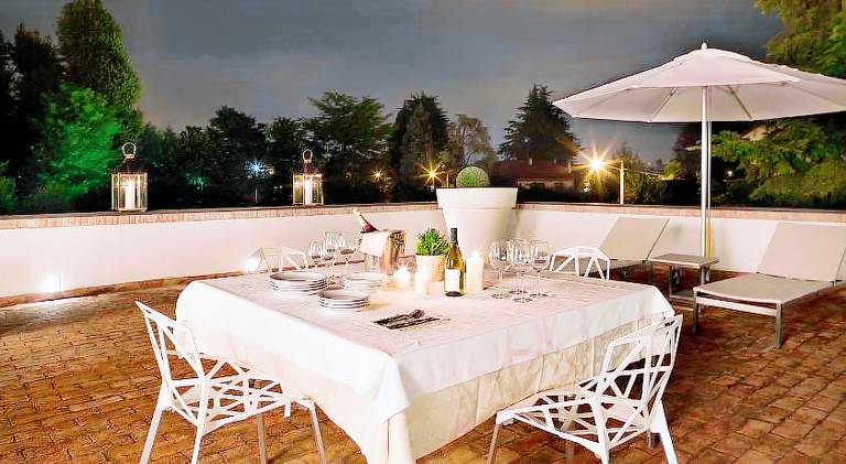 Serviced apartment with pool, terrace & yard — photo 2