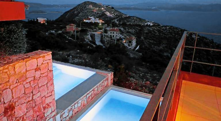 Vacation home with private pool, yard & grill — photo 3