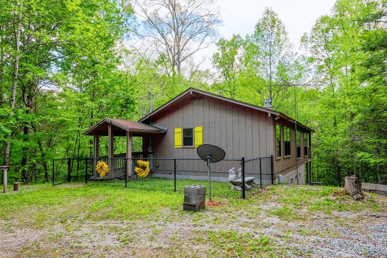 Cabin with patio & BBQ | Mountain view — photo 2
