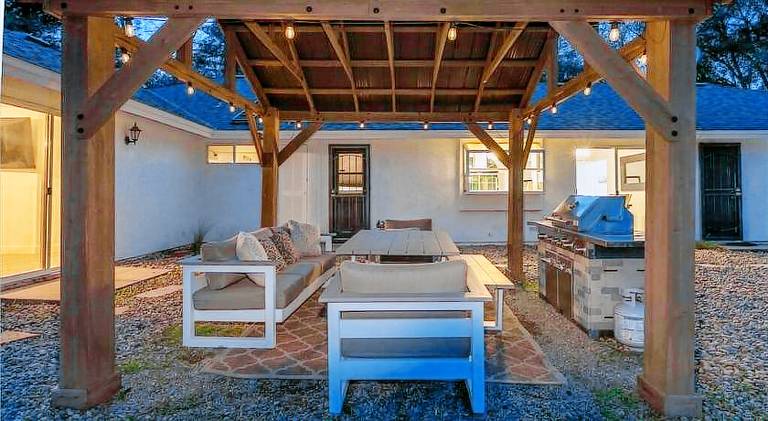 Ample vacation home with hot tub | Dogs allowed — photo 5