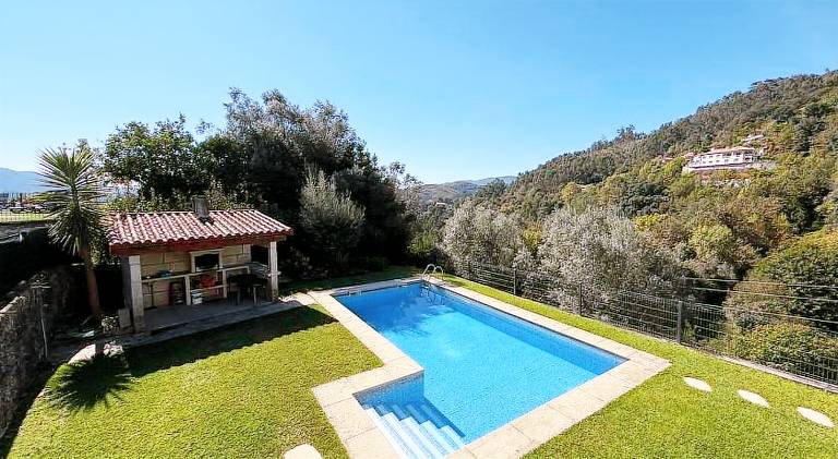 Vacation home with garden, BBQ & private pool | Suitable for remote work in Braga