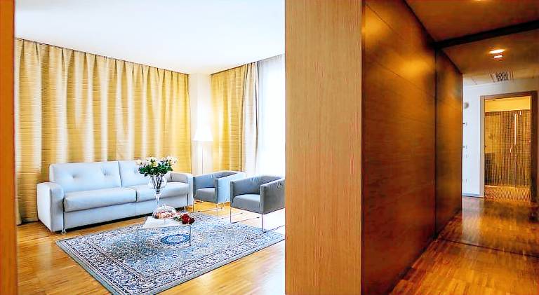 Serviced apartment with yard & patio — photo 2