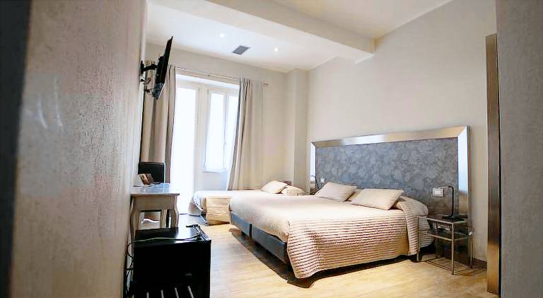 Serviced apartment with patio — photo 5