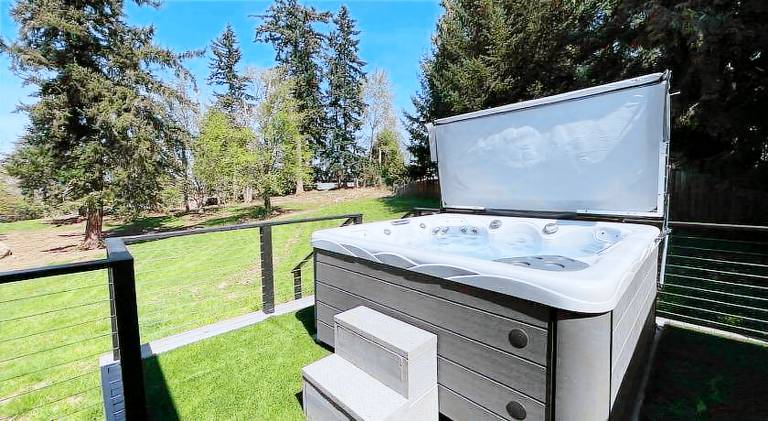 Vacation home with hot tub | Dogs allowed in Marysville, WA