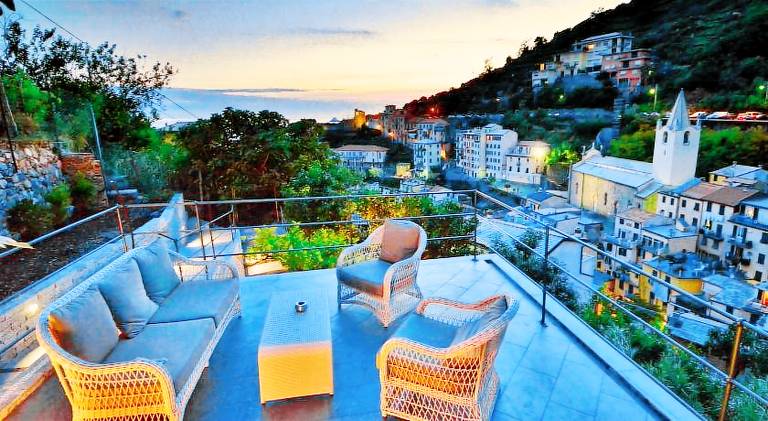 Serviced apartment with patio, yard & jacuzzi | Beach nearby | Pets allowed in Riomaggiore