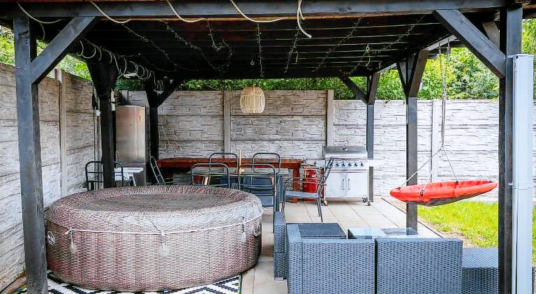 House with jacuzzi — photo 4