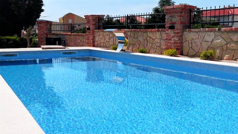 Villa with yard, BBQ & jacuzzi | Pet-friendly — photo 5