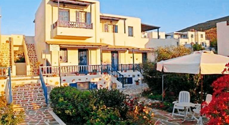 Apartment with garden & patio in Naxos
