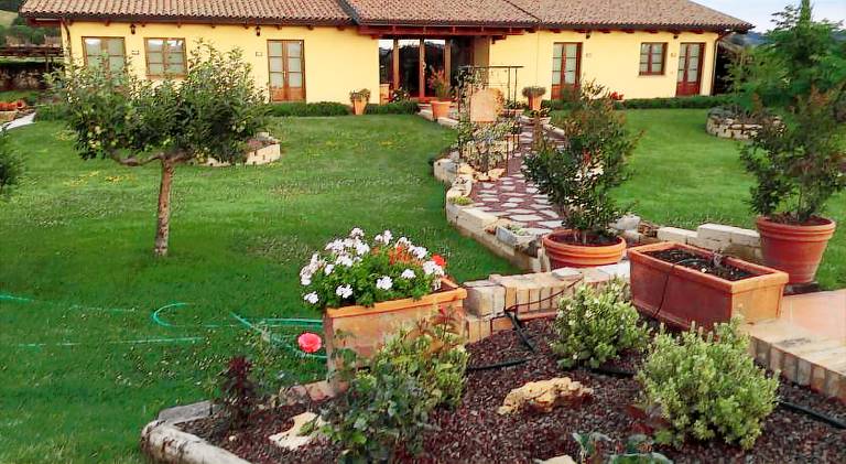 Farm with pool, garden & grill — photo 4