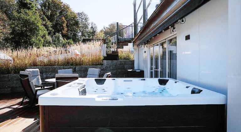 Rental apartment with pool & hot tub | Pet-friendly — photo 3