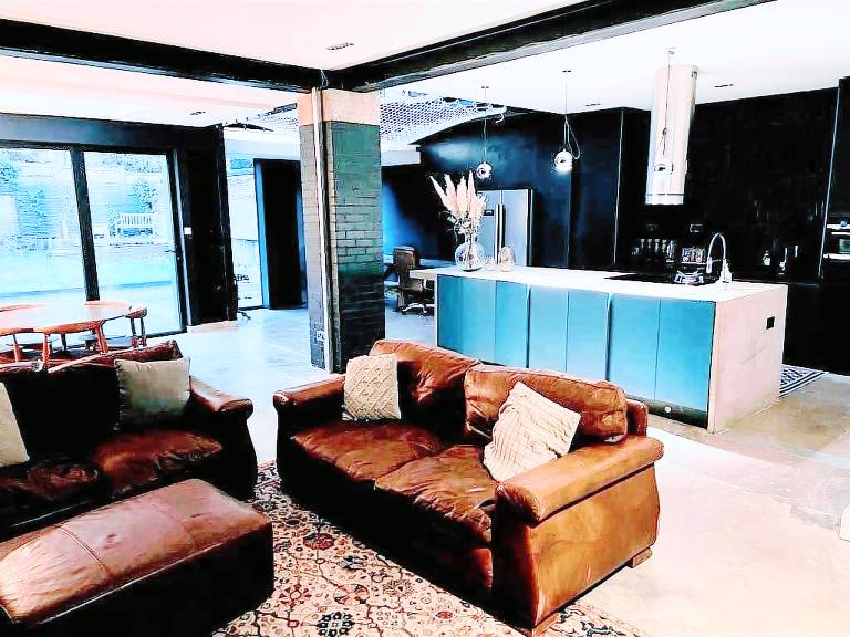 7 Bed House - Sleeps 26 - Parking - Wifi - Garden — photo 3