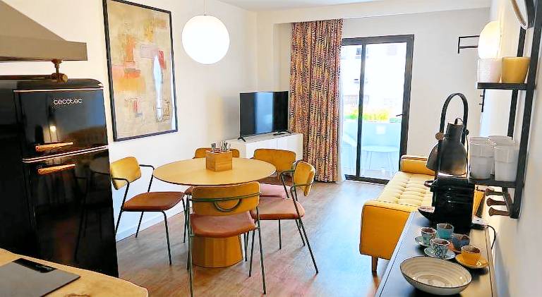 Apartment with pool & patio — photo 3