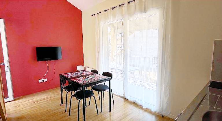 Apartment with yard, BBQ & pool | Pets are welcome — photo 3