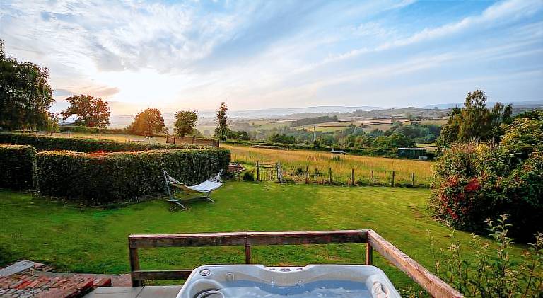 House with jacuzzi — photo 5