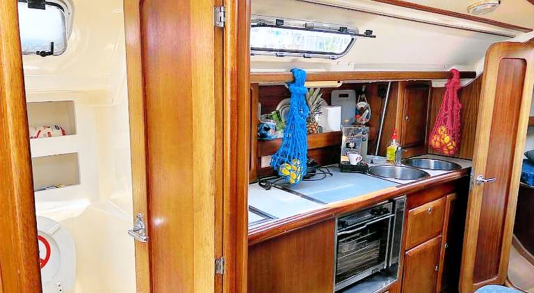 Boat with hot tub | Pets allowed — photo 4