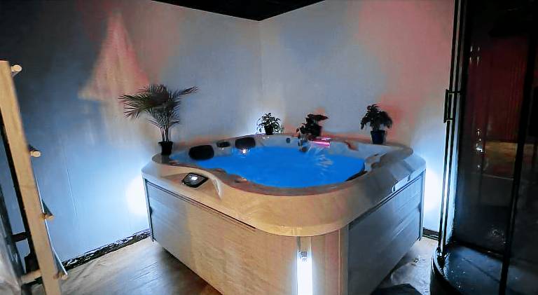 Cocon Jacuzzi et cinema 4K B — photo 3