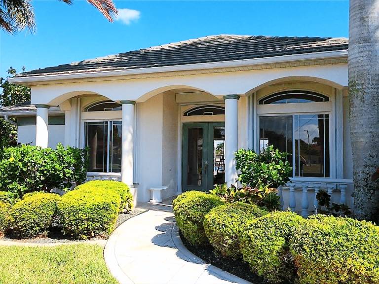 Villa Central 1001 Luxury 3 3ba home electric heated pool and spa Boat Dock 2 Boat Lifts — photo 3