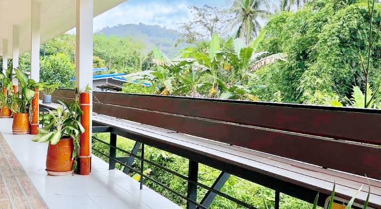 Serviced apartment with patio & garden — photo 5