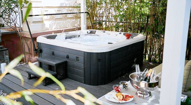 Vacation home with jacuzzi, patio & pool — photo 5