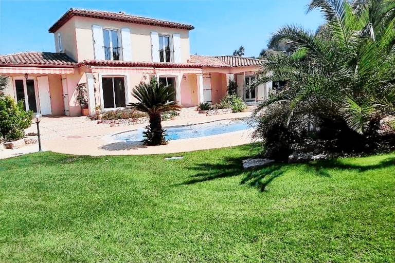 Lovely rental apartment with terrace, pool & yard | Garden view | Pets are welcome in Saint-Raphaël