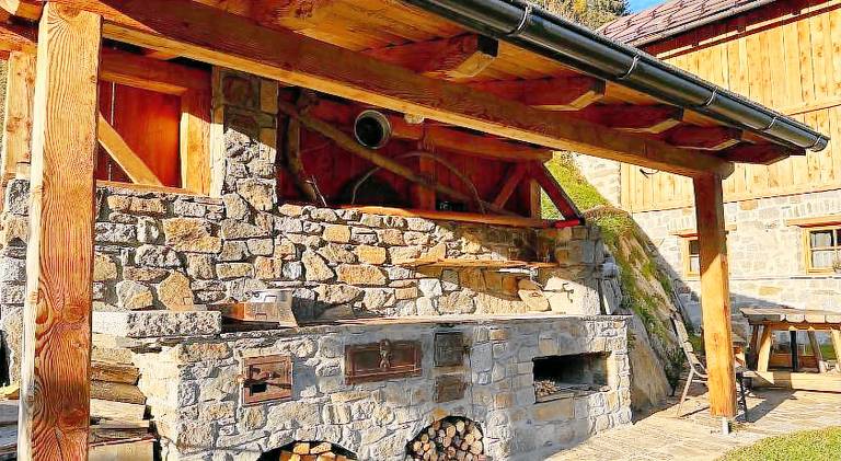 Chalet with yard & patio — photo 5