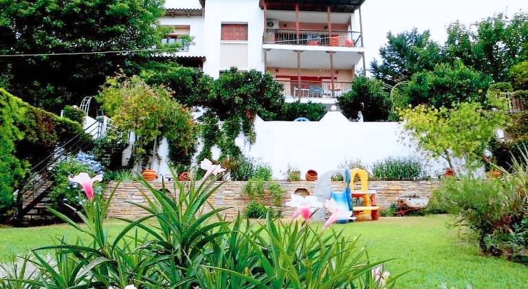 Ample vacation home with patio, yard & hot tub | Suitable for remote work | Pet-friendly in Volos