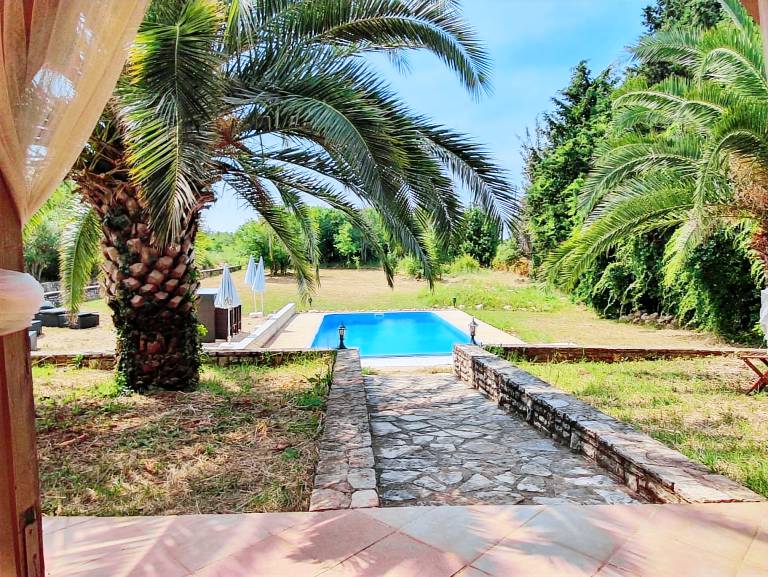 House with yard, patio & private pool — photo 4