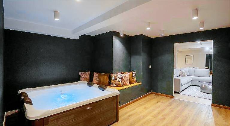 Apartment with hot tub & garden | Near Acropolis of Athens | Perfect for remote work in Athens