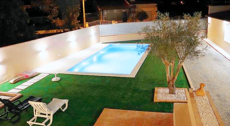 Spacious house with barbecue, private pool & garden | Pets allowed — photo 3