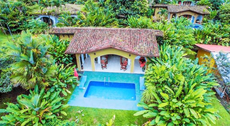 Lodge with garden, pool & patio — photo 4