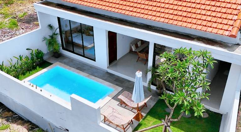 Villa with pool — photo 3