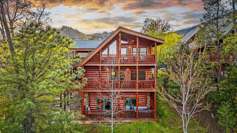 "Running Bear" Near Pigeon Forge: Hot Tub, Game Room, Theater, and Stunning Views — photo 2