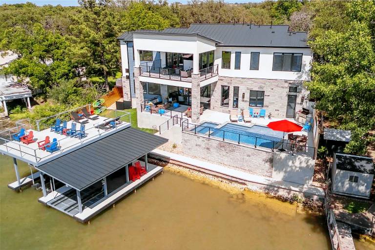 Vacation home with yard, grill & fast internet | Lake view — photo 2