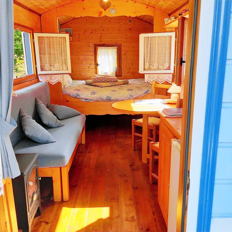 Cozy Little Blue Caravan in Scy Belgique — photo 5