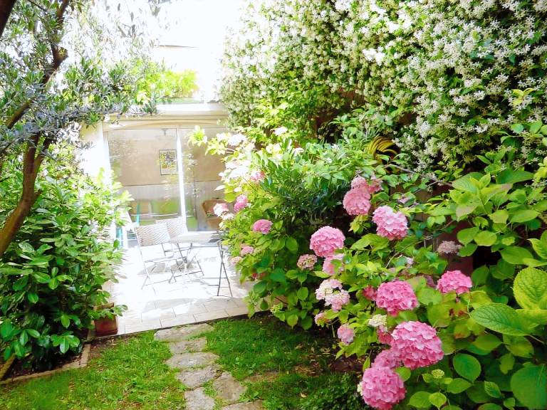 Apartment with yard, terrace & barbeque | Garden view — photo 2