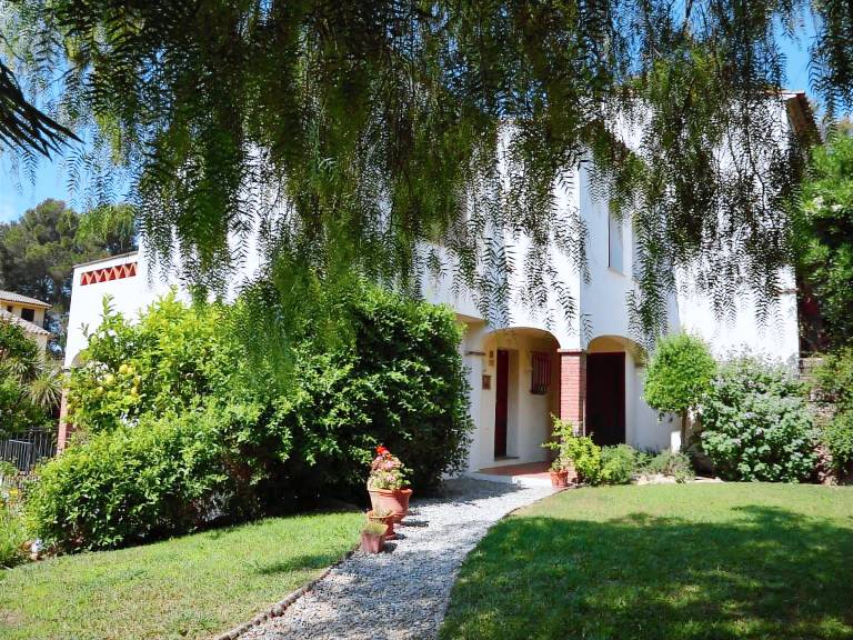 Nice house with pool, BBQ & yard | Pets are welcome — photo 4